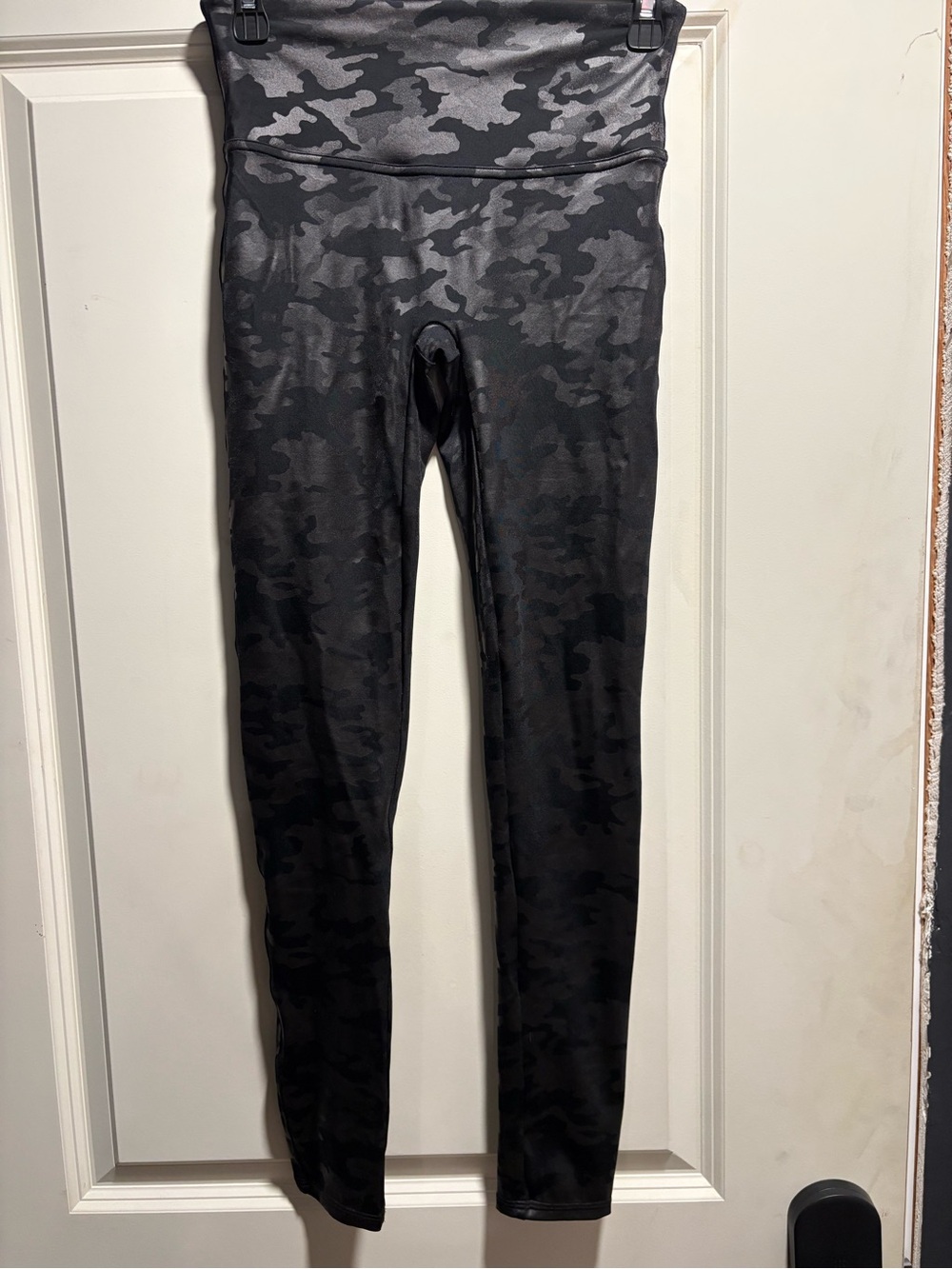SPANX Black Camo High Rise Leggings Size Medium Shaping Stretch Activewear